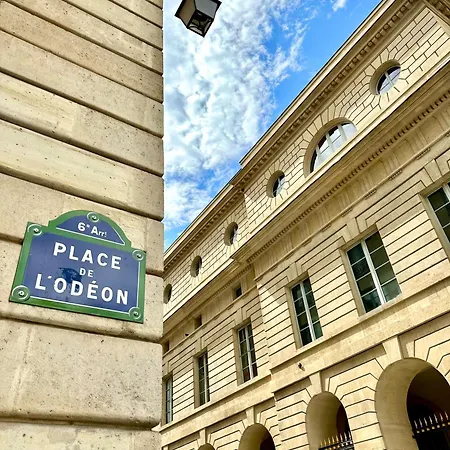 With Lift In Saint-germain-des-pres パリ
